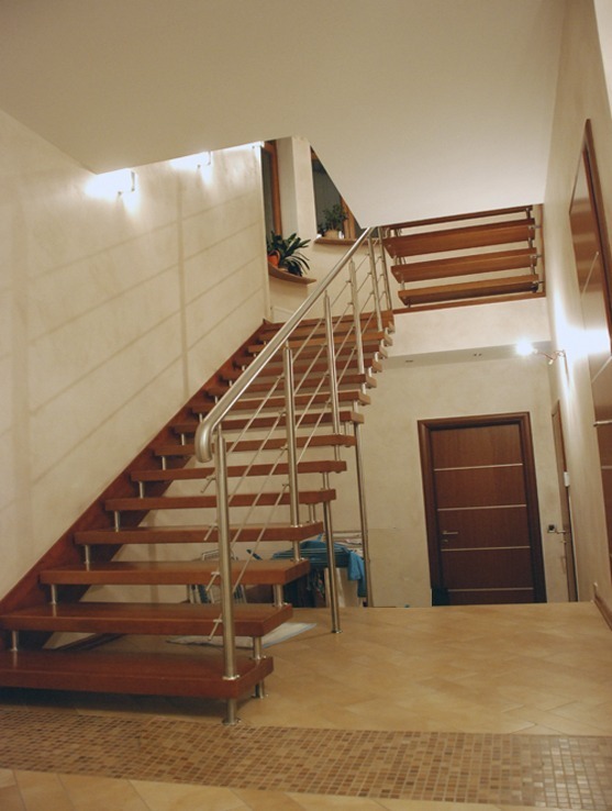 Лестница на второй этаж в частной квартире